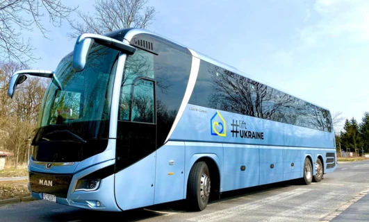 Autobus turystyczny marki MAN z Ukrainy o modelu PZ 903VT Lion's Coach. Pojazd jest wyposażony w wycieraczki przedniej szyby do obsługi transportu publicznego.